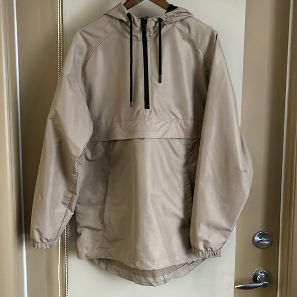 CSG MENS BEIGE/GOLD HALF ZIP WINDBREAKER. SIZE MENS MEDIUM.